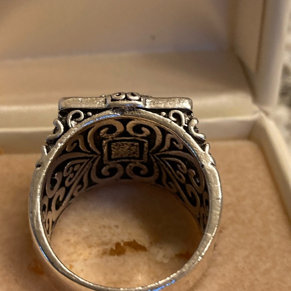 Vintage Style Embossed Floral Ring - Picture 4 of 6